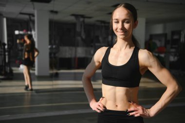 Çekici fitness kadını, eğitimli kadın vücudu, yaşam tarzı portresi, beyaz model..