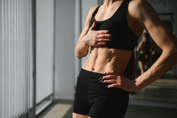 Mujer Fitness Mostrando Abdominales Vientre Plano Chica Atlética Forma Abdominal — Foto de Stock