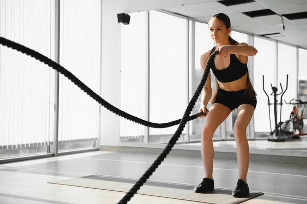 Atletisk Kvinna Gym Övningar Med Battle Ropes Hennes Fitness Workout — Stockfoto