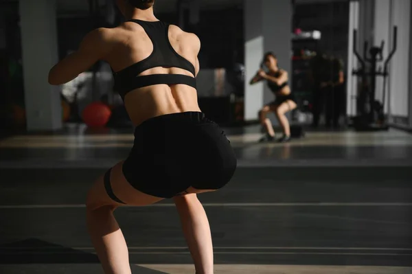 Olahraga Wanita Gym Melakukan Latihan Peregangan — Stok Foto