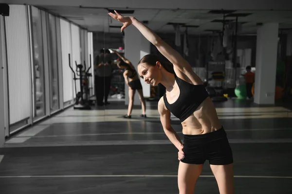 Olahraga Wanita Gym Melakukan Latihan Peregangan — Stok Foto