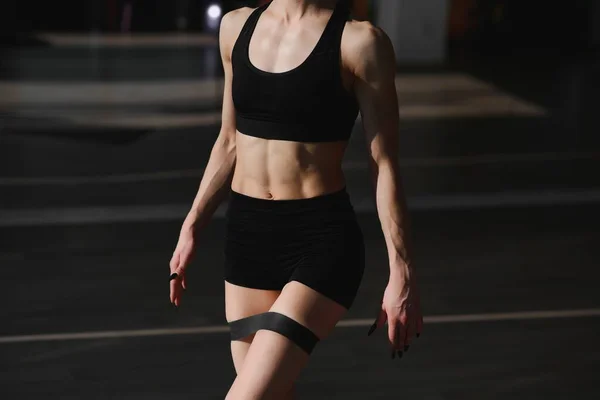 Atletik Kız Gri Arka Planda Direnç Bandıyla Kalça Egzersizi Yapıyor — Stok fotoğraf