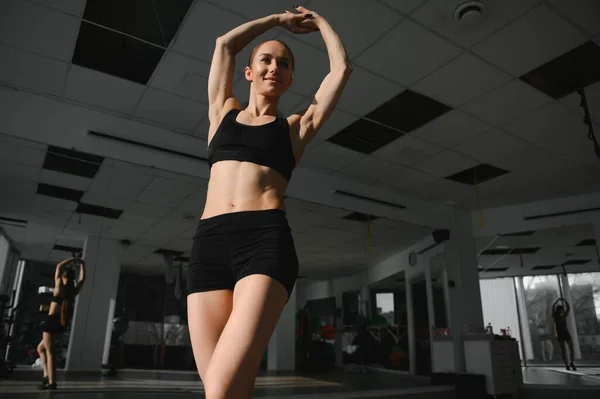 Brünette Sexy Fitness Mädchen Sportbekleidung Mit Perfektem Körper Der Turnhalle — Stockfoto