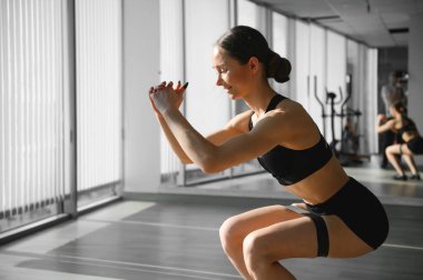 Spor salonunda çekici uygun kadın görüntüsünü kapatmak