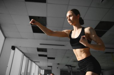 Boks kadına sırasında egzersiz-gri arka plan