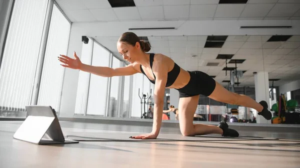 Сильна Красива Дівчина Фітнесу Тренувальному Одязі Робить Вправи Розтягування Йоги — стокове фото