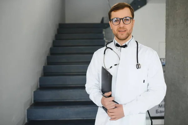 Hastanedeki Merdivenlerde Steteskoplu Bir Doktor Metin Için Boşluk — Stok fotoğraf