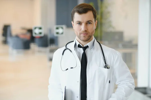 Portrait Smiling Doctor Uniform Standing Medicine Clinic Hall — Stok fotoğraf
