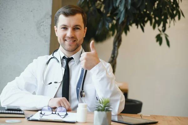 Portrait Serious Doctor Medical Office — Stockfoto