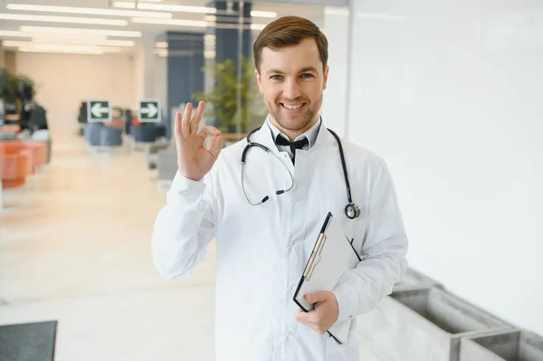 Portret Uśmiechniętego Lekarza Mundurze Stojącego Sali Kliniki Medycznej — Zdjęcie stockowe