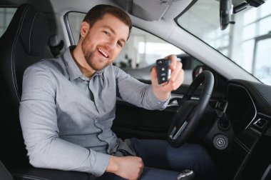 Evet, bu benim yeni arabam. Araba galerisindeki müşteri. Elinde anahtarlar olan genç adam.