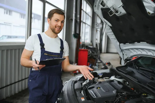 Bil Service Reparation Underhåll Och Människor Koncept Glada Leende Auto — Stockfoto