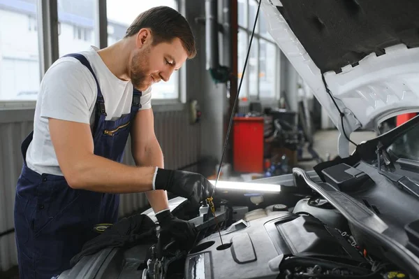 Auto Mechanic Checking Oil Level Car Engine Inspects Engine Water — Zdjęcie stockowe