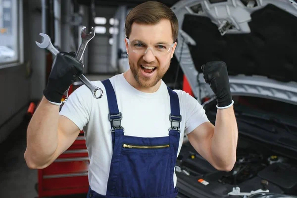 Mécanicien Automobile Travaillant Sur Moteur Voiture Dans Garage Mécanique Service — Photo