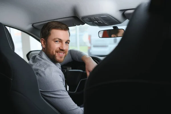 Taxi Conductor Sonriendo Mientras Vuelta Asiento Trasero Buscando Hablar Con — Foto de Stock