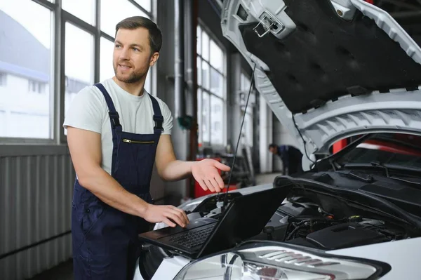 Auto Service Reparation Underhållskoncept Mekaniker Kontrollerar Bilen Gör Diagnostik Med — Stockfoto