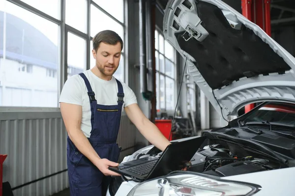 Auto Service Repair Maintenance Concept Mechanic Checks Car Making Diagnostics — Stock Photo, Image