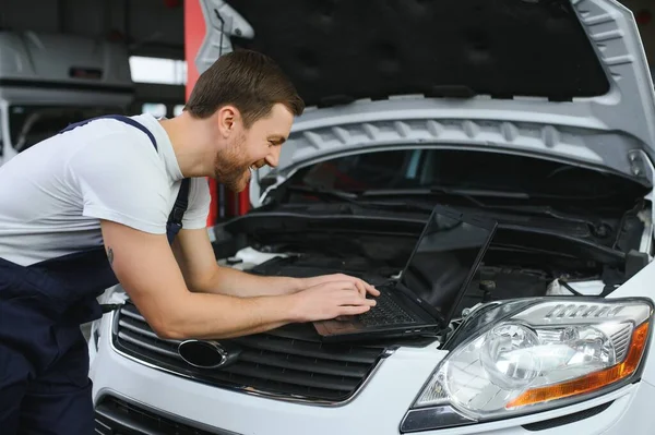 Auto Service Repair Maintenance Concept Mechanic Checks Car Making Diagnostics — Stockfoto