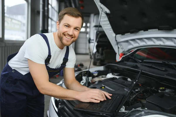 Auto Service Repair Maintenance Concept Mechanic Checks Car Making Diagnostics — Stockfoto
