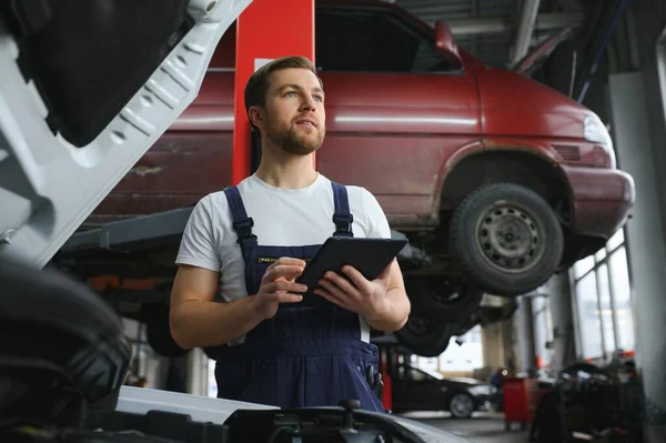 Car Mechanic Using Digital Tablet Service Maintenance App Screen While — Stock Photo, Image