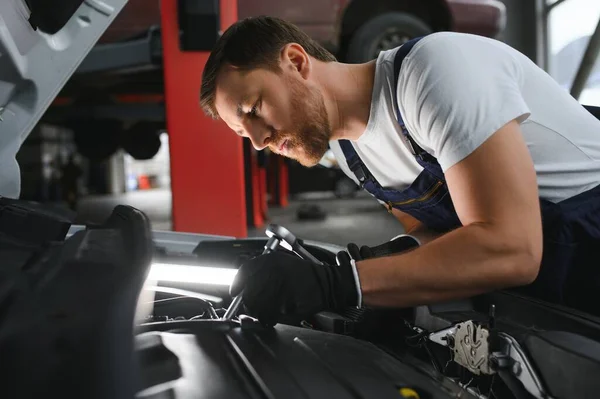 Auto Monteur Werkt Aan Motor Van Auto Garage Mechanica Reparatie — Stockfoto