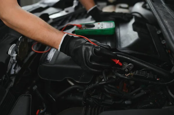 Automobilový Mechanik Používá Multimetr Měřením Dosahu Napětí Pro Kontrolu Napěťové — Stock fotografie