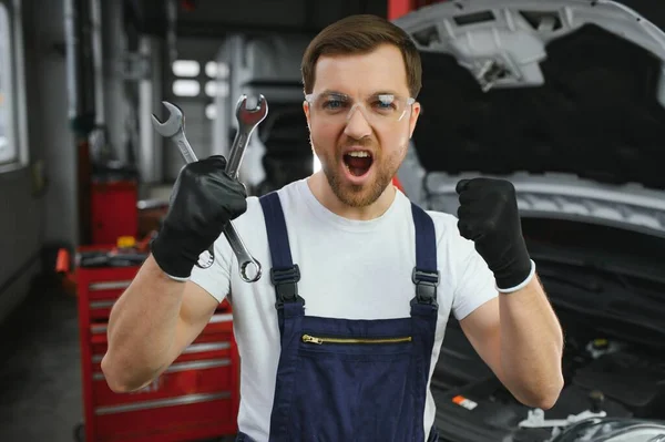 Muscular Car Service Worker Repairing Vehicle — ストック写真