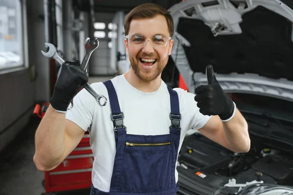 Porträtt Skott Stilig Mekaniker Som Arbetar Med Ett Fordon Bilservice — Stockfoto