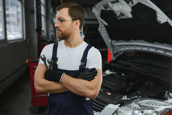 Muscular Car Service Worker Repairing Vehicle — Stockfoto