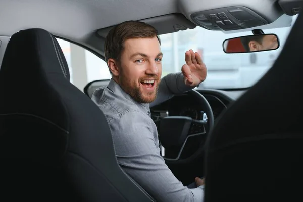 Taksówkarz Uśmiechnięty Podczas Przewracania Się Tylne Siedzenie Rozmawiania Klientami Udane — Zdjęcie stockowe