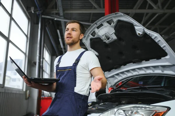 Auto Service Reparation Underhållskoncept Mekaniker Kontrollerar Bilen Gör Diagnostik Med — Stockfoto