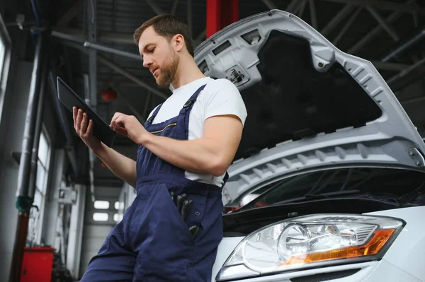 Bearded Mechanic Overalls Standing Garage Car Salon Holding Tablet Diagnostic — Stock Photo, Image