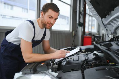 Konsantre mekanik onarım garaja panosuna yazma.