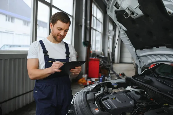 Bil Service Reparation Underhåll Och Människor Koncept Glada Leende Auto — Stockfoto