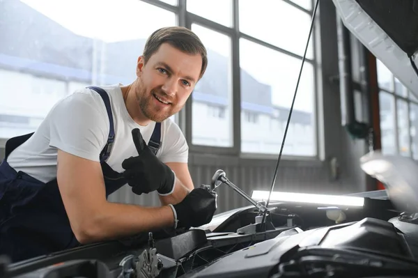 Retrato Sorriso Consertando Motor Carro Sua Garagem — Fotografia de Stock