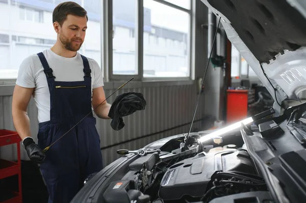 Auto Mechanic Checking Oil Level Car Engine Inspects Engine Water — Fotografia de Stock