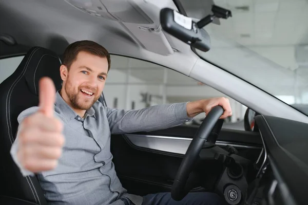 Glückliche Junge Fahrer Hinter Dem Steuer Neuen Auto Lifestyle Szene — Stockfoto