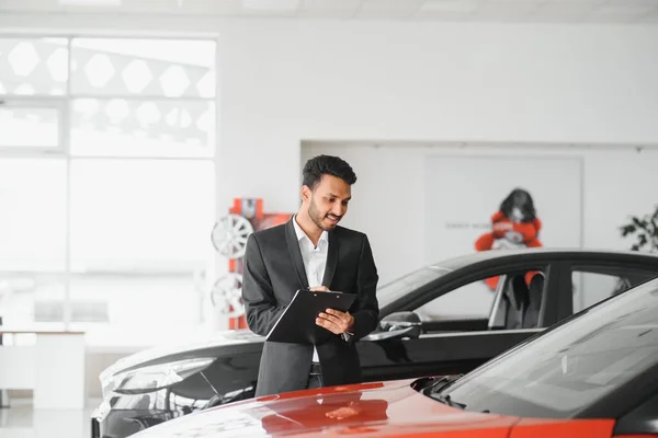 Successful Indian Businessman Car Dealership Sale Vehicles Customers — Stock Fotó