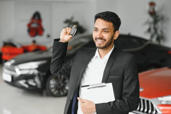 Indian Cheerful Car Salesman Showroom — Stockfoto