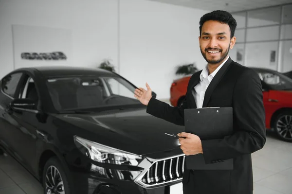 Indian Cheerful Car Salesman Showing New Car Showroom — Stockfoto