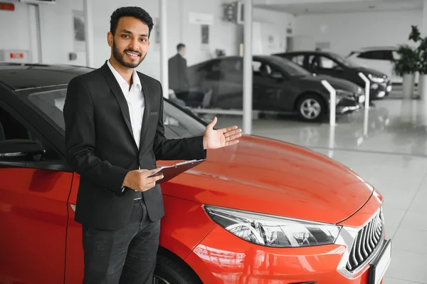 成功的印度商人在汽车经销店 向顾客出售汽车 — 图库照片