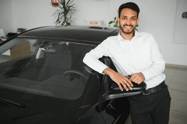 Young Indian Man Chooses New Car Car Dealership — Stockfoto