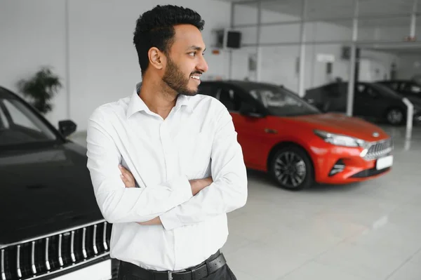 Successful Indian Businessman Car Dealership Sale Vehicles Customers — Stok Foto