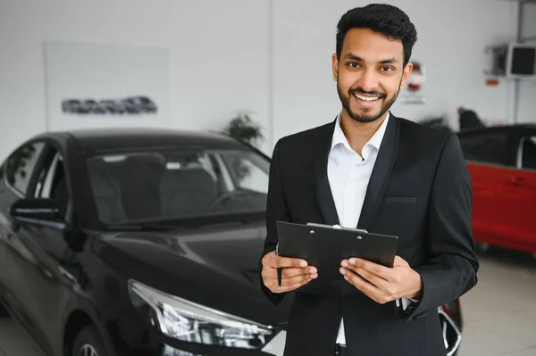 成功的印度商人在汽车经销店 向顾客出售汽车 — 图库照片