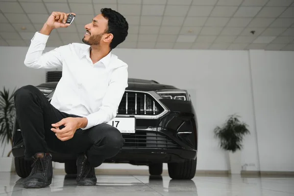 Successful Indian Businessman Car Dealership Sale Vehicles Customers — стокове фото