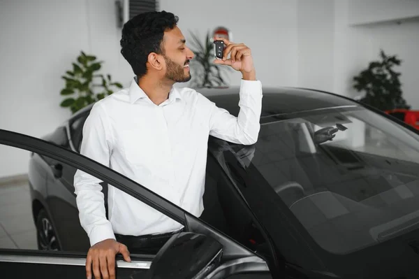 Glücklicher Mann Zeigt Den Schlüssel Seines Neuen Autos — Stockfoto