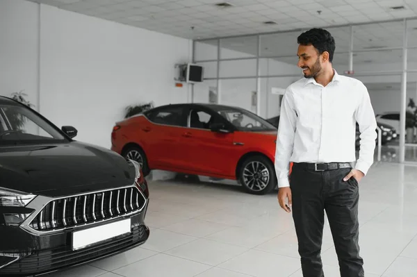 Successful Indian Businessman Car Dealership Sale Vehicles Customers — Foto de Stock