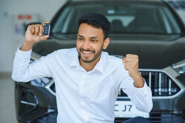 Pria Bahagia Menunjukkan Kunci Mobil Barunya — Stok Foto