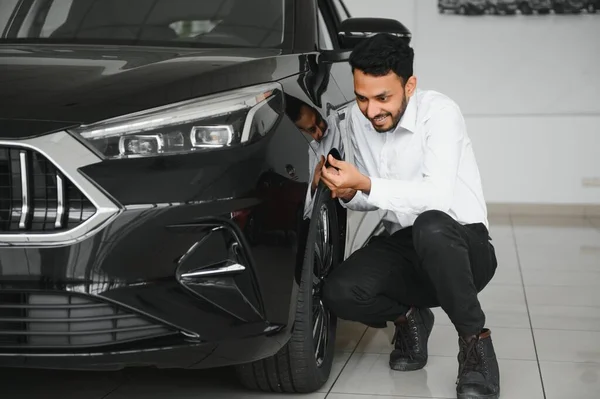 Young Indian Man Chooses New Car Car Dealership — Foto de Stock