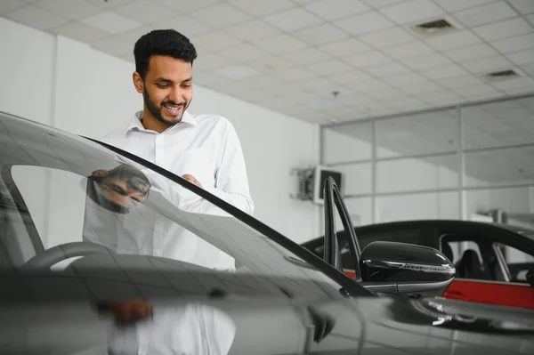 Happy Indian Man Buy New Biodiesel Eco Automobile Lux Showroom — ストック写真